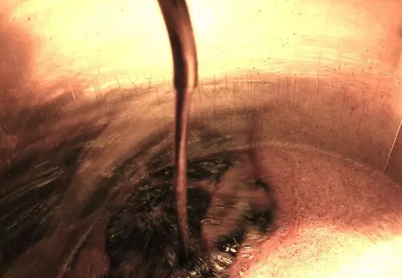 將葡萄酒轉移到橡木桶或不銹鋼桶時,酒糟會被完全隔離