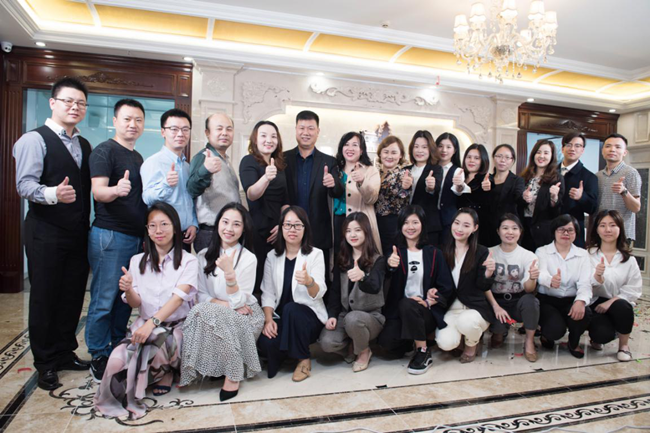 藍(lán)(lán)菲酒業(yè)(yè)新辦公場(chǎng)所揭牌儀式隆重舉行