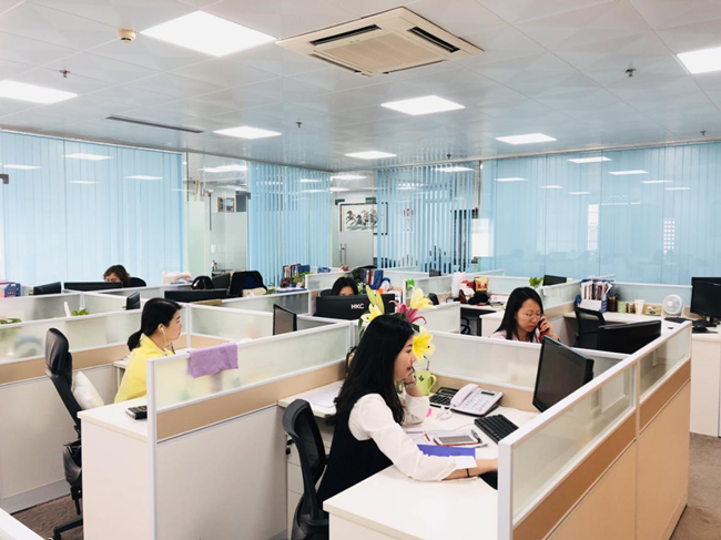 藍(lán)(lán)菲酒業(yè)(yè)新辦公場(chǎng)所揭牌儀式隆重舉行