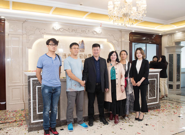 藍(lán)(lán)菲酒業(yè)(yè)新辦公場(chǎng)所揭牌儀式隆重舉行