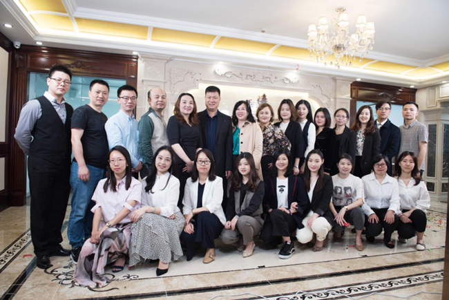 藍(lán)(lán)菲酒業(yè)(yè)新辦公場(chǎng)所揭牌儀式隆重舉行